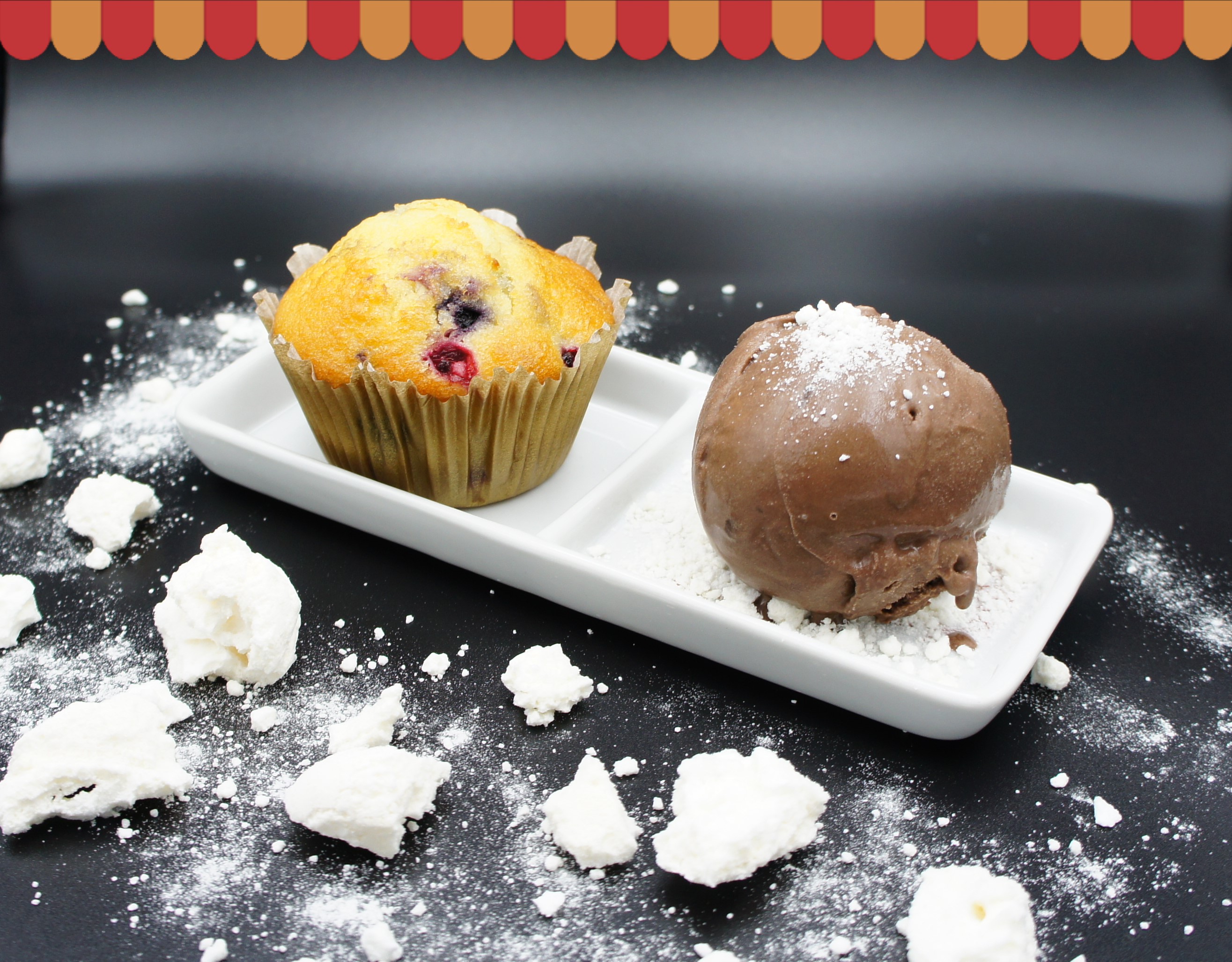 receita de muffins de frutos vermelhos com uma bola de gelado de chocolate com suspiros