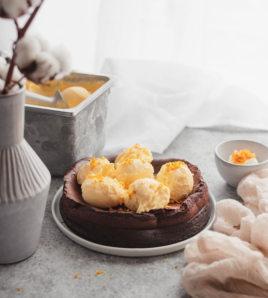 Bolo de Chocolate Nuvem com gelado de Laranja do Algarve