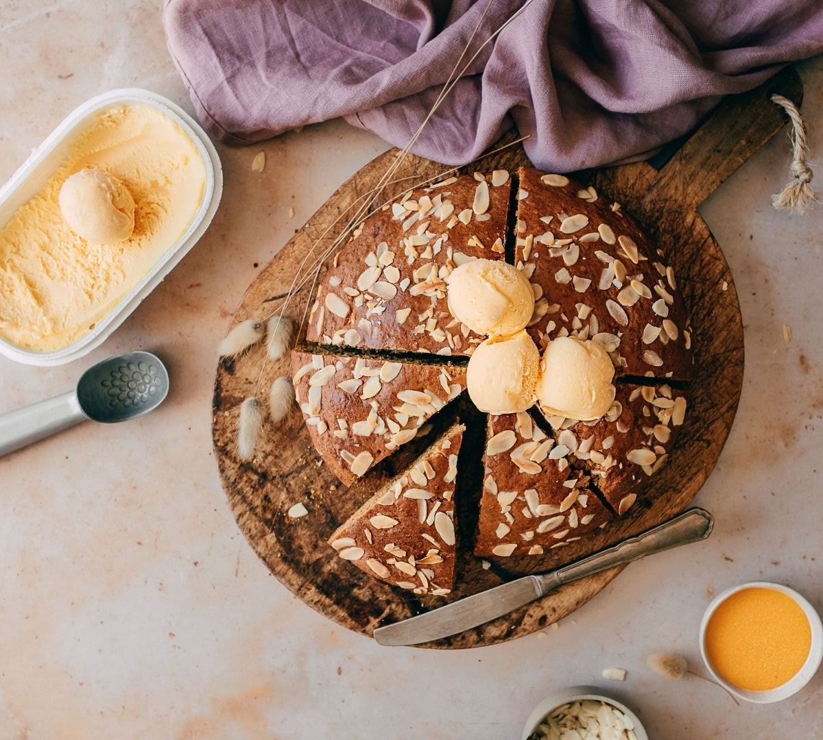 Bolo de Amêndoa com gelado de Ovos Moles de Aveiro