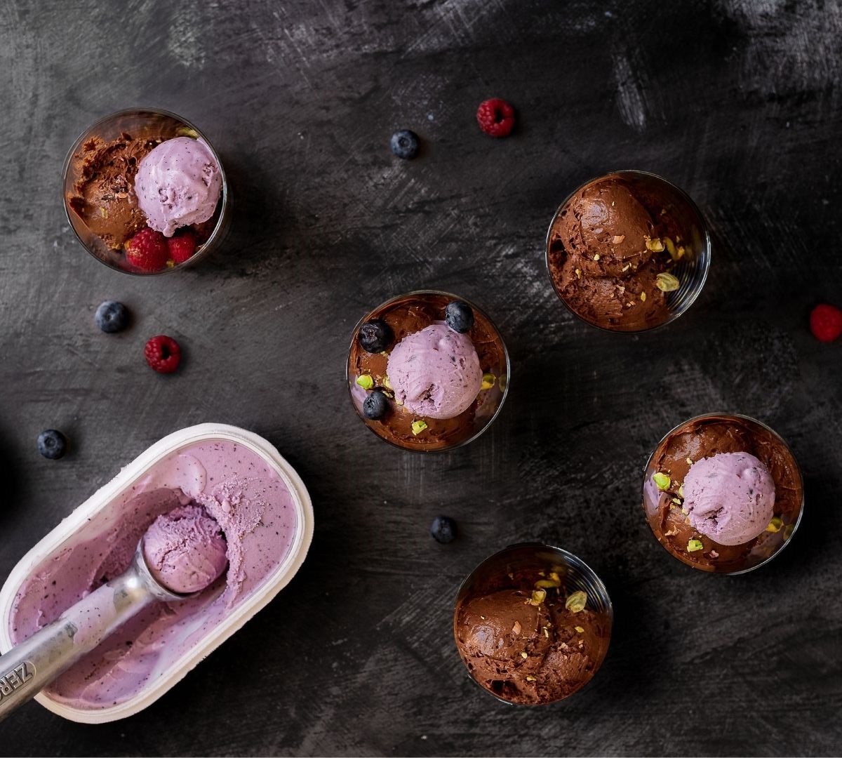 Mousse de Chocolate com gelado de Mirtilo com Framboesa e Chocolate