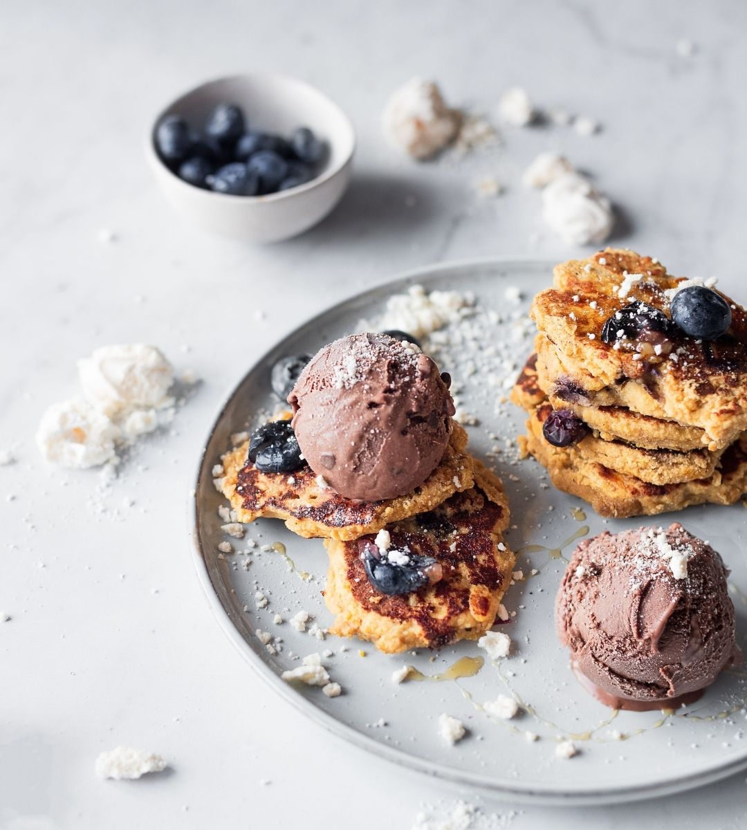 Panquecas de Coco e Mirtilo com gelado de Chocolate com Suspiros
