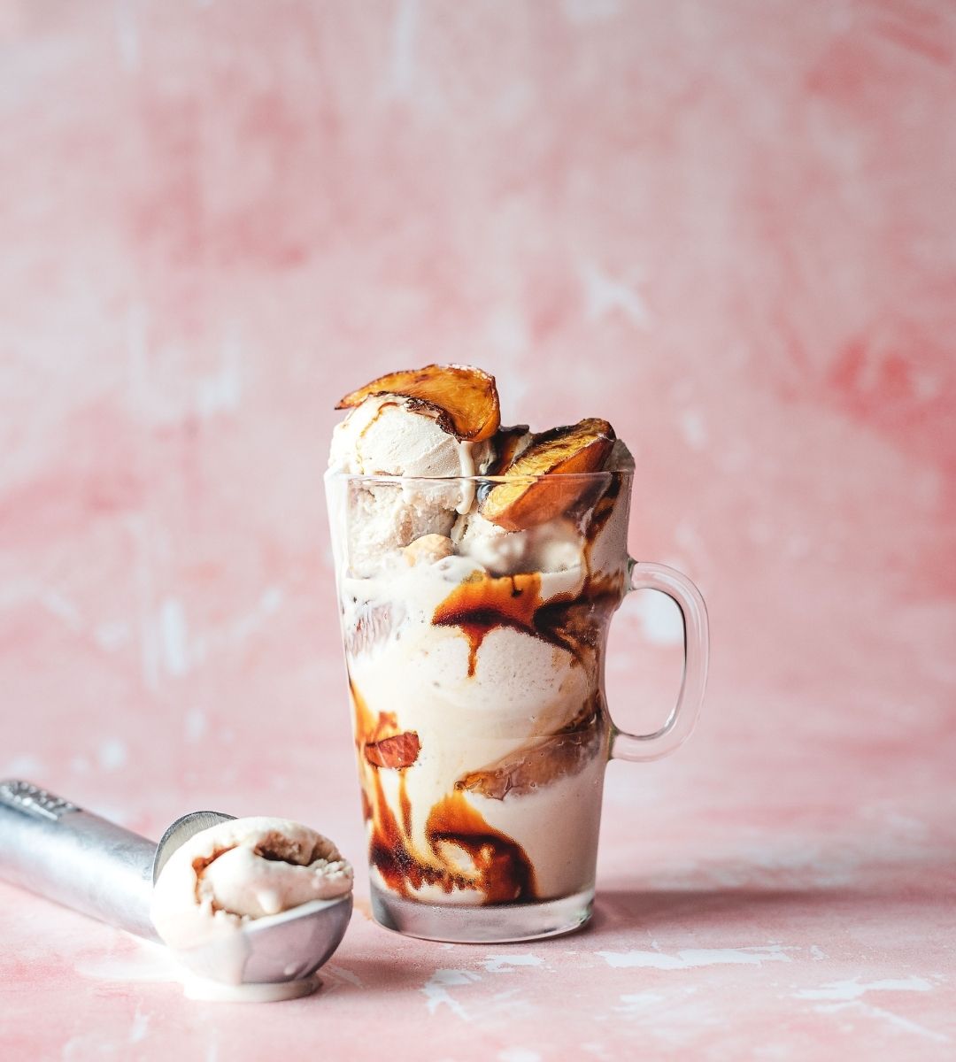 Sundae de Caramelo de Amendoim e Pêssegos assados com gelado de Avelã