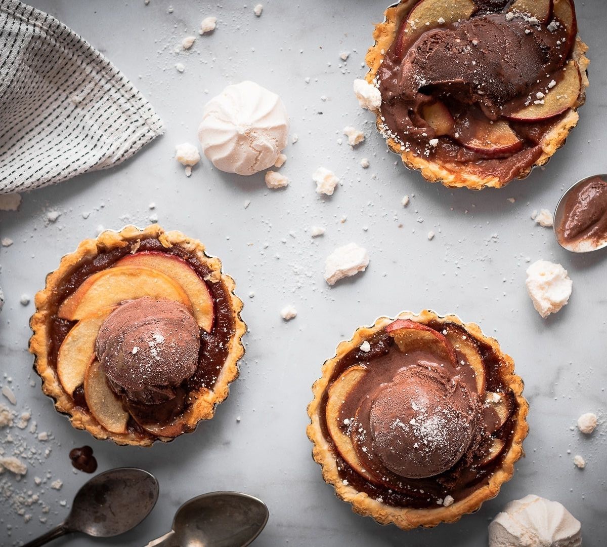 Mini Tartes de Maçã com gelado de Chocolate com Suspiros