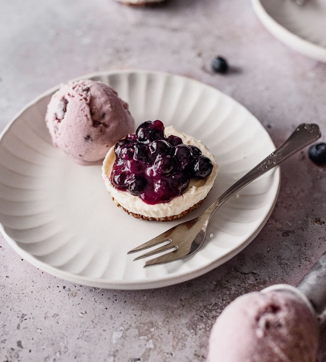 Mini Cheesecake de Limão com Mirtilos com gelado de Mirtilo com Framboesa e Chocolate