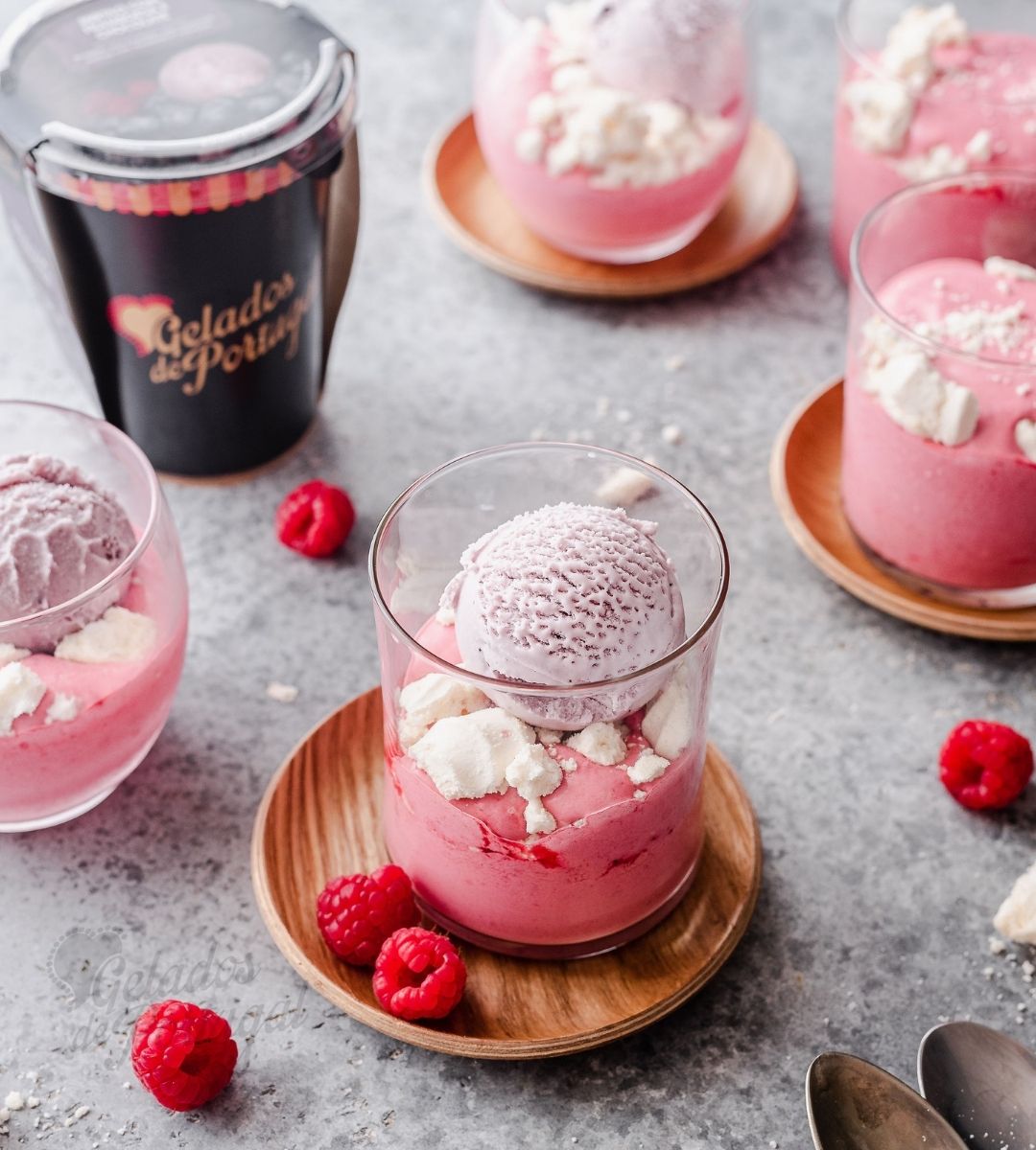 Mousse de Framboesa e Suspiro com Gelado de Mirtilo e Framboesa com Chocolate